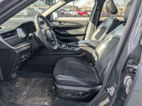 Used 2023 Jeep Grand Cherokee Altitude image 2