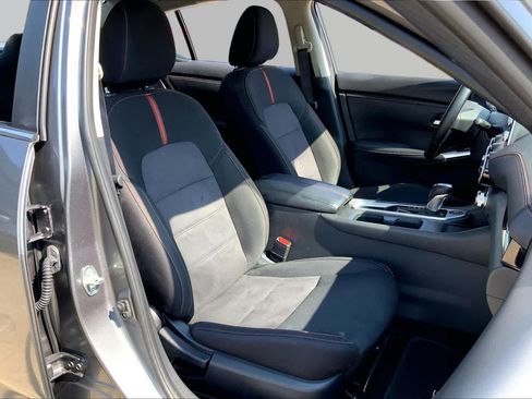 Used 2025 Nissan Sentra SR FWD image 9