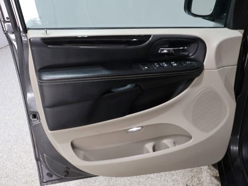 Used 2016 Dodge Grand Caravan SXT image 17