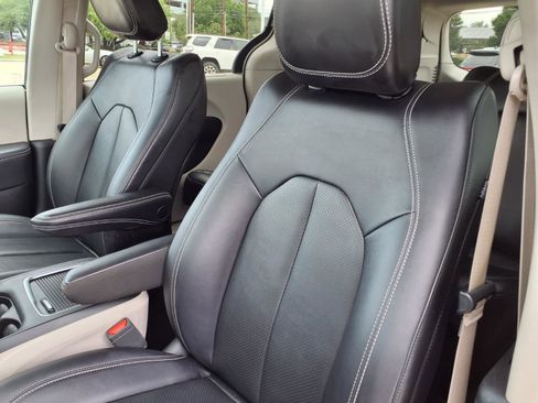Used 2024 Chrysler Pacifica Touring-L FWD image 14