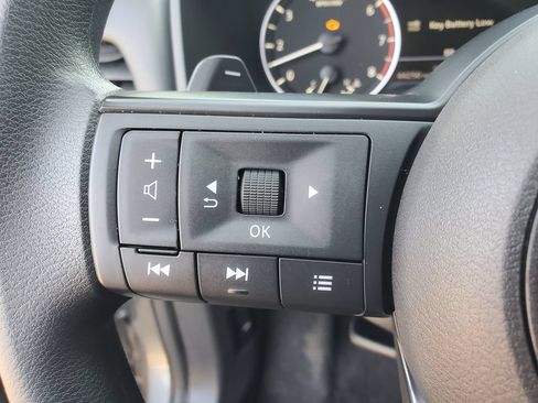 Used 2023 Nissan Rogue S AWD/4WD image 9