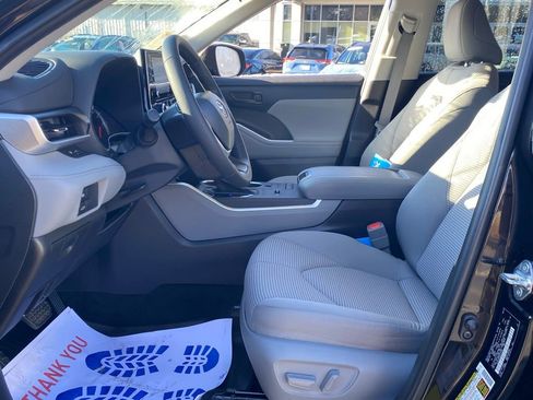 Used 2022 Toyota Highlander LE image 6