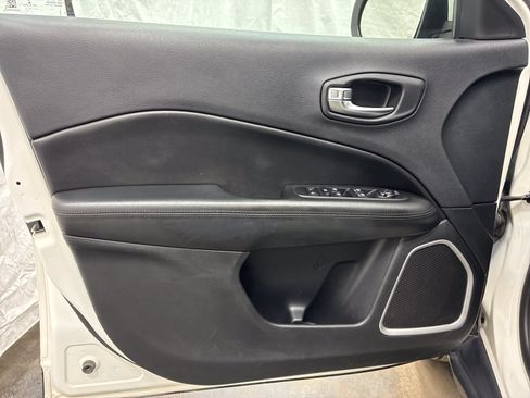 Used 2019 Jeep Compass Latitude AWD/4WD image 17
