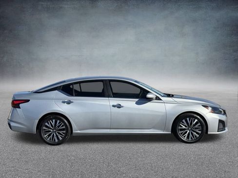 Used 2023 Nissan Altima 2.5 SV image 2