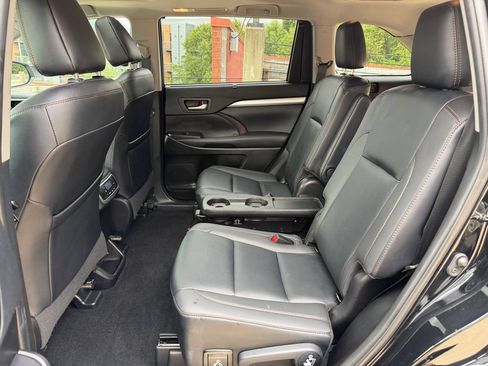 Used 2019 Toyota Highlander XLE AWD/4WD image 23