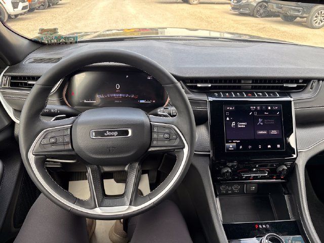 Used 2025 Jeep Grand Cherokee Altitude AWD/4WD image 10