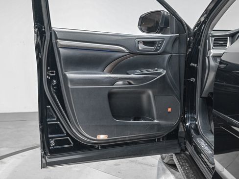 Used 2018 Toyota Highlander Limited image 12