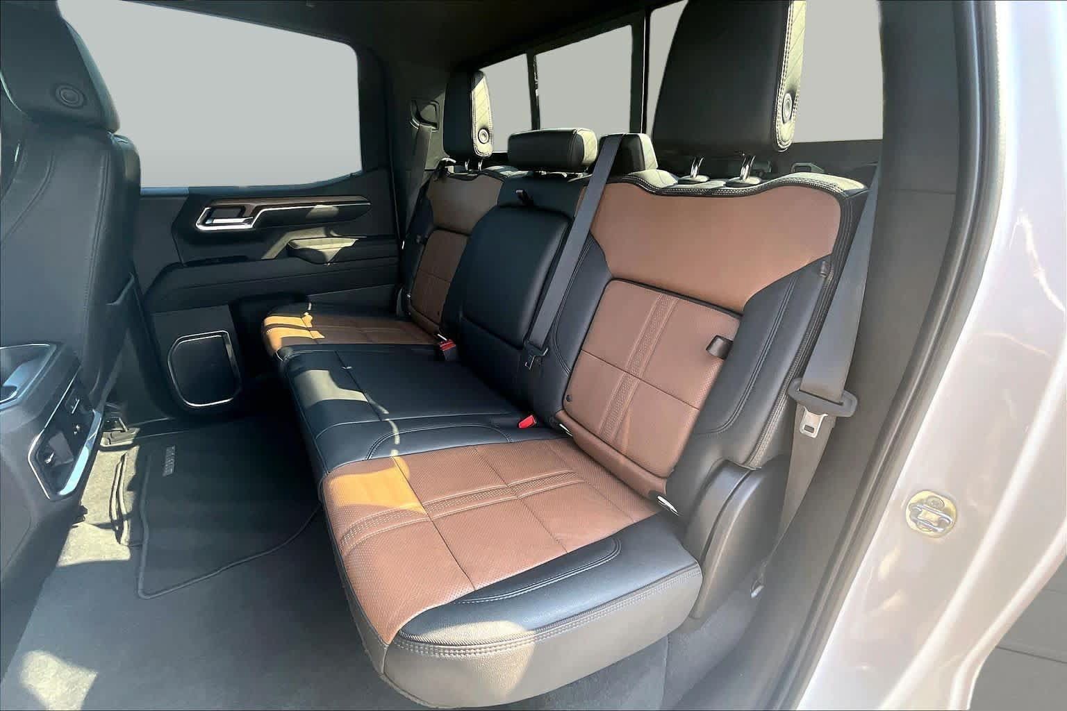 Used 2023 Chevrolet Silverado 1500 High Country w/ High Country Premium Package AWD/4WD image 21