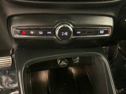Used 2020 Volvo XC40 T5 R-Design image 16