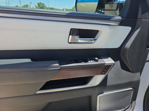 Used 2025 Toyota Sequoia Capstone AWD/4WD image 17