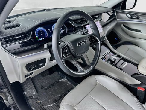 Used 2022 Jeep Grand Cherokee Overland AWD/4WD image 9