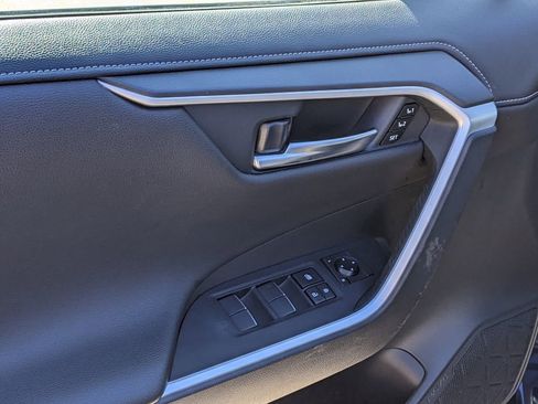 Used 2019 Toyota RAV4 Limited image 10