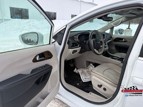 Used 2021 Chrysler Pacifica Limited image 13
