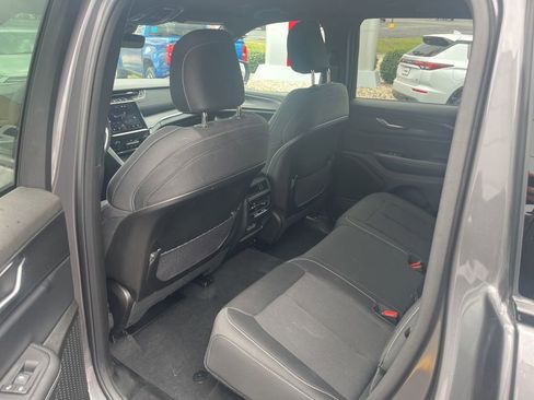 Used 2025 Jeep Grand Cherokee Laredo AWD/4WD image 25