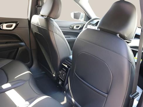 New 2026 Jeep Compass Latitude image 18