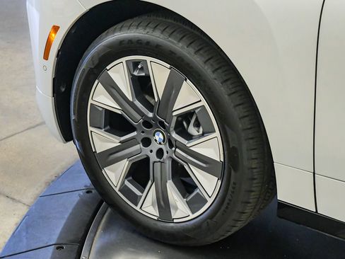 Used 2026 BMW iX xDrive60 AWD/4WD image 10