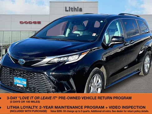 Used 2022 Toyota Sienna XSE image 1
