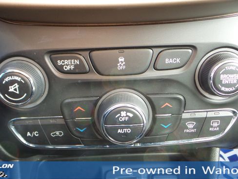 Used 2014 Jeep Cherokee Latitude w/ Comfort/Convenience Group image 17