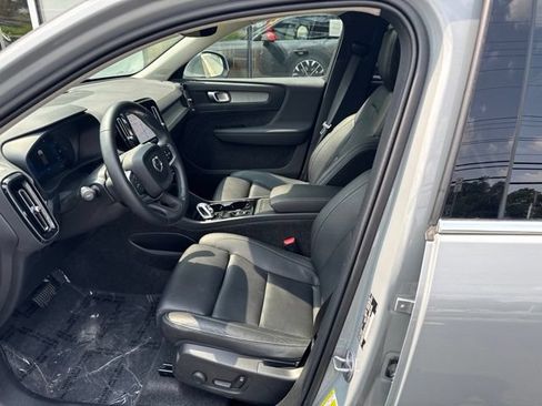 Certified 2025 Volvo XC40 B5 Plus AWD/4WD image 20