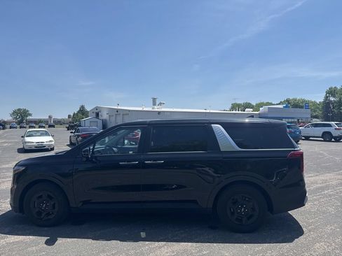 Used 2025 Kia Carnival FWD image 2