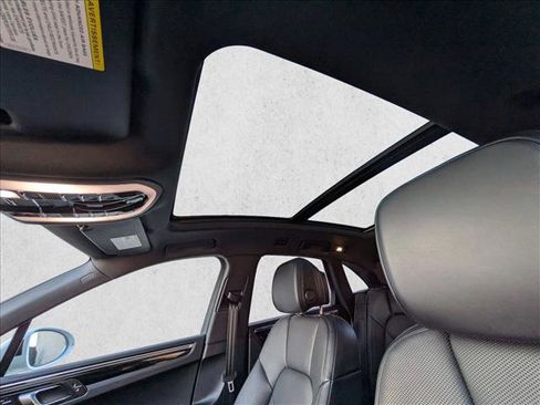 Used 2025 Porsche Macan image 14