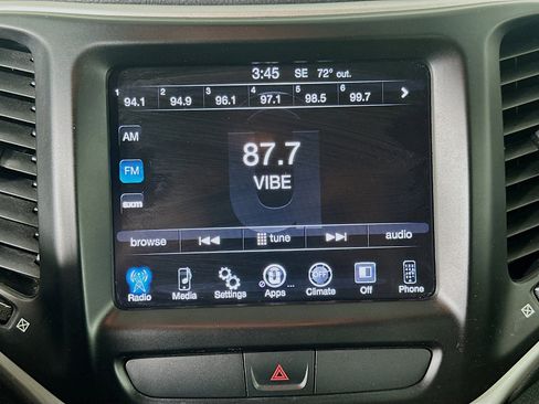 Used 2016 Jeep Cherokee Latitude FWD image 19