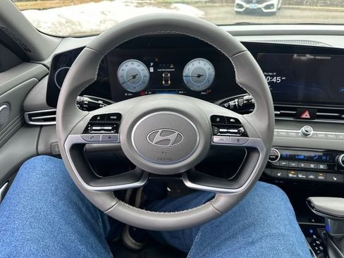 Used 2025 Hyundai Elantra SEL image 36