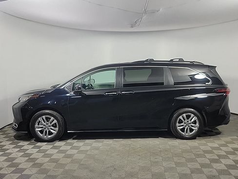 Used 2022 Toyota Sienna XLE image 11
