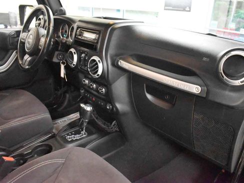 Used 2013 Jeep Wrangler Unlimited Sahara w/ Connectivity Group AWD/4WD image 33