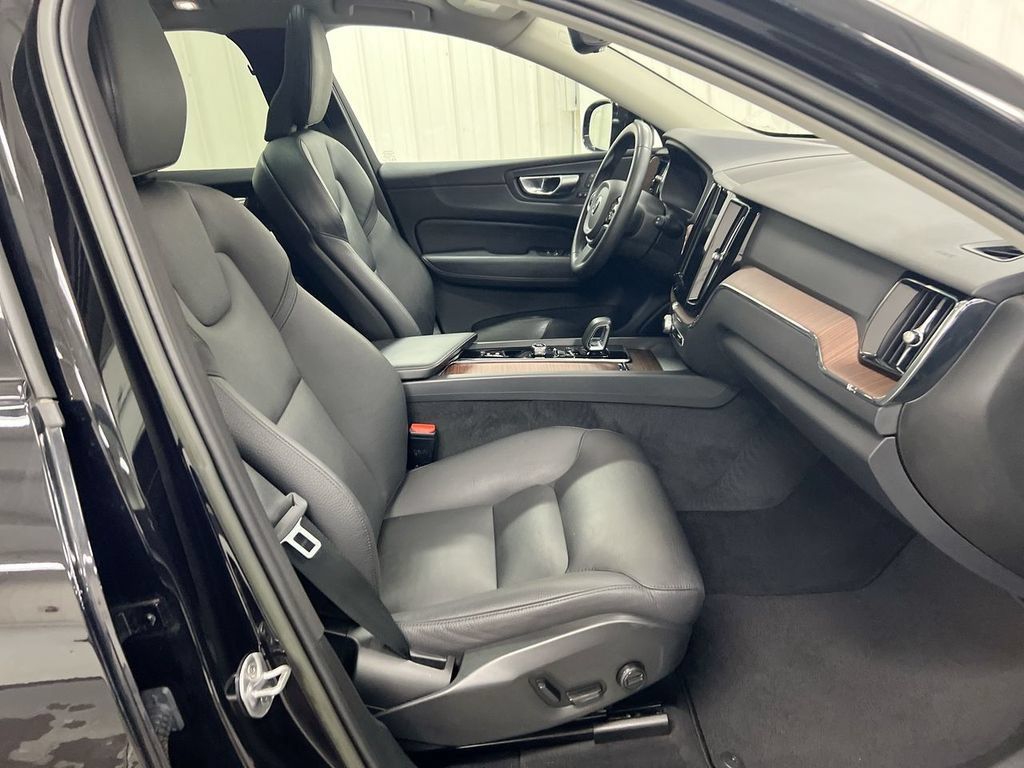 Used 2023 Volvo XC60 B5 Plus AWD/4WD image 22