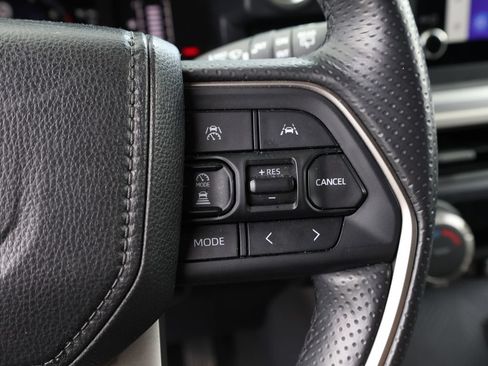 Used 2025 Toyota 4Runner SR5 AWD/4WD image 32
