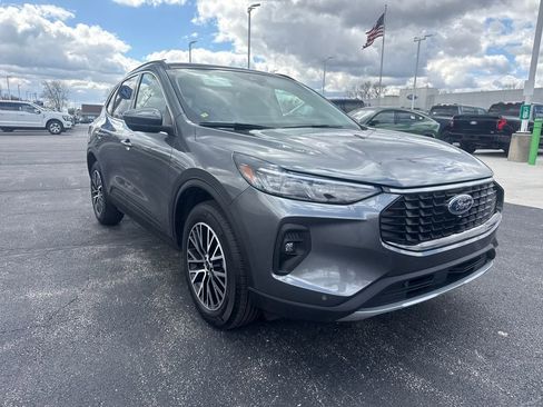 Used 2025 Ford Escape SE image 4