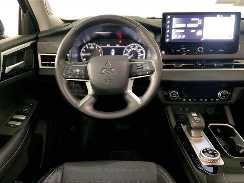 Used 2025 Mitsubishi Outlander AWD image 5