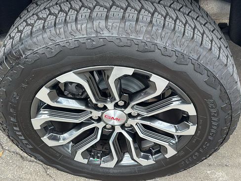 Certified 2025 GMC Canyon Denali image 11