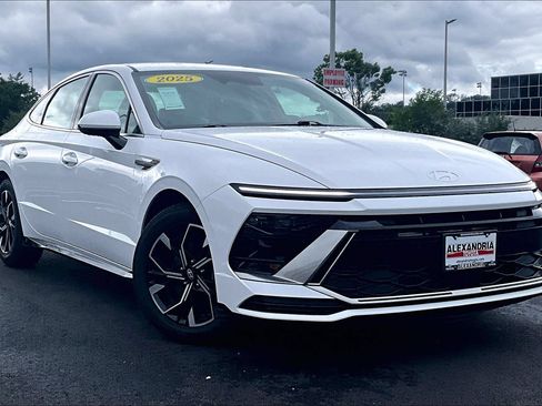 Used 2025 Hyundai Sonata SEL FWD image 2
