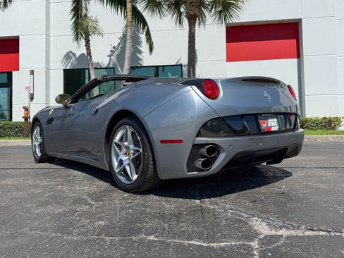 Used 2010 Ferrari California RWD image 22