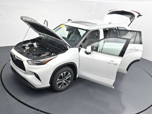 Used 2022 Toyota Highlander XLE AWD/4WD image 37