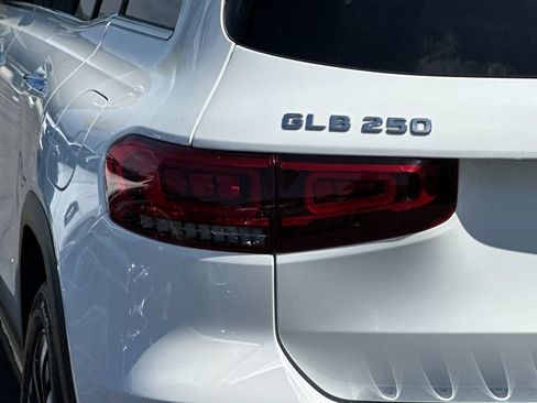 Used 2022 Mercedes-Benz GLB 250 image 32