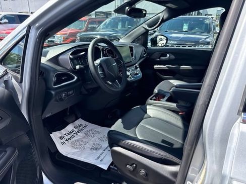 Used 2026 Chrysler Pacifica Select FWD image 9