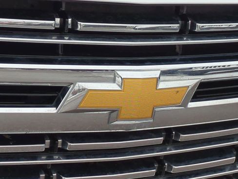 Used 2023 Chevrolet Suburban Premier image 10