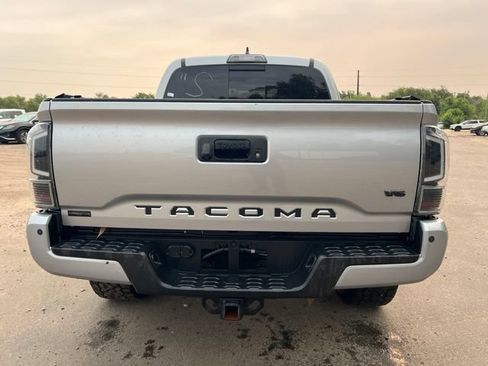 Used 2017 Toyota Tacoma TRD Sport AWD/4WD image 5