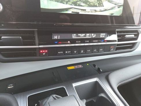 Used 2025 Toyota Sienna XLE image 17