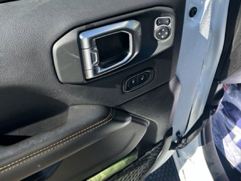 Used 2024 Jeep Wrangler Sahara image 10