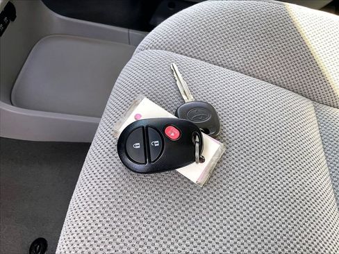 Used 2019 Toyota Sienna L w/ Carpet Mat Package FWD image 28