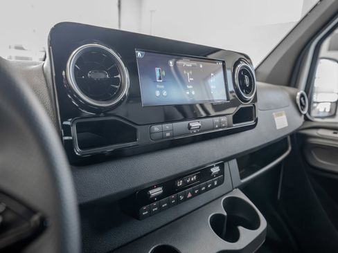Used 2025 Mercedes-Benz Sprinter 2500 image 31
