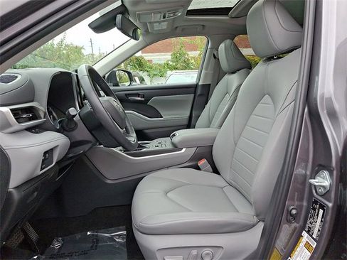 Certified 2023 Toyota Highlander XLE image 14