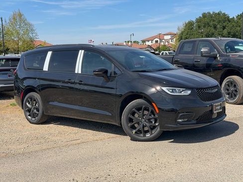 New 2026 Chrysler Pacifica Limited w/ S Appearance Package AWD/4WD image 2