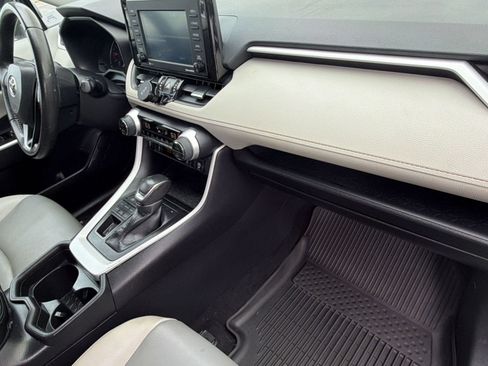 Certified 2021 Toyota RAV4 XLE Premium AWD/4WD image 34
