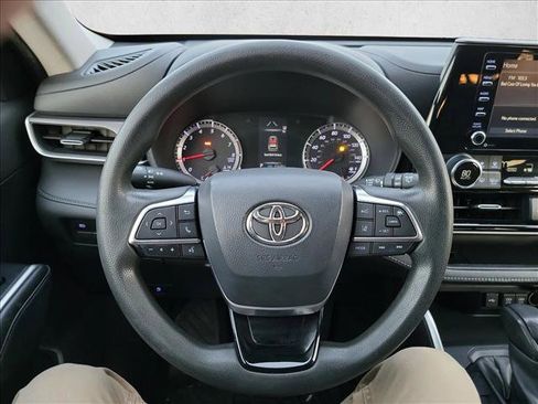 Used 2021 Toyota Highlander L image 21