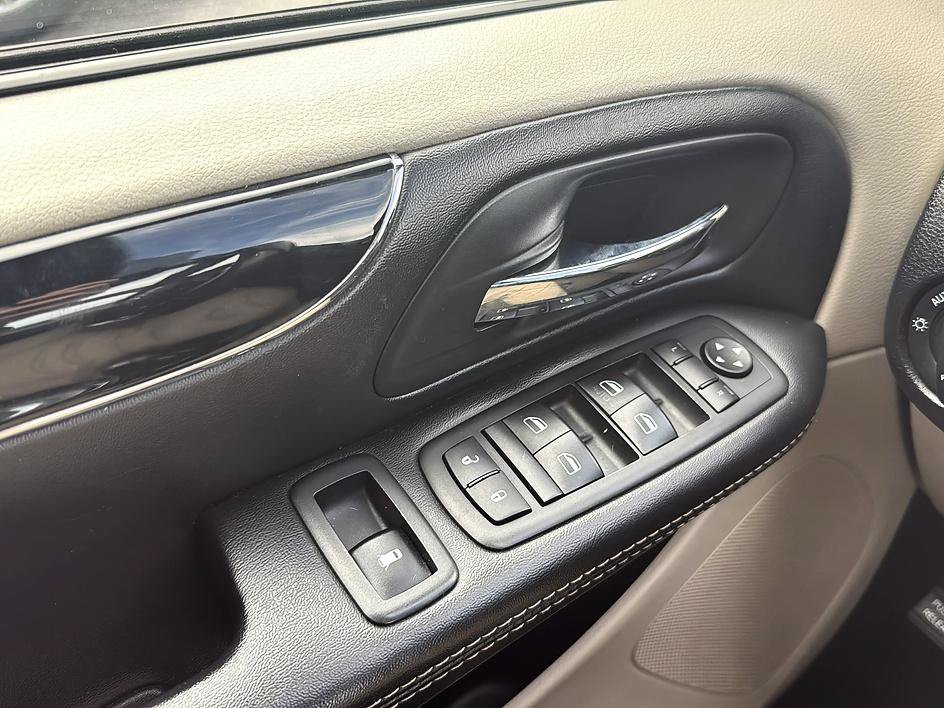 Used 2019 Dodge Grand Caravan SXT FWD image 18